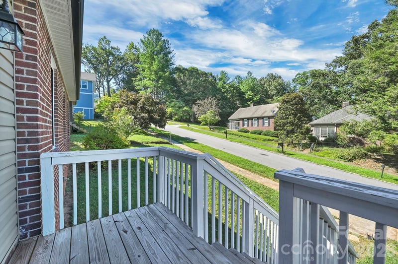 10 Enka Oak St, Candler, NC 28715