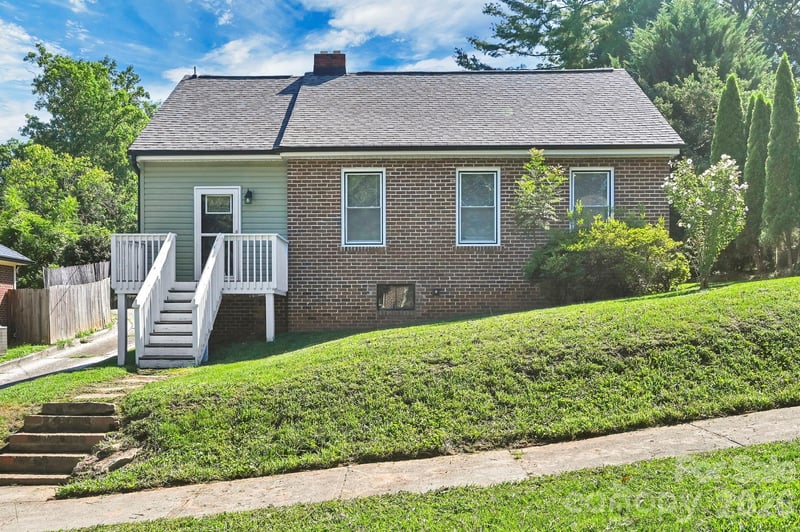 10 Enka Oak St, Candler, NC 28715