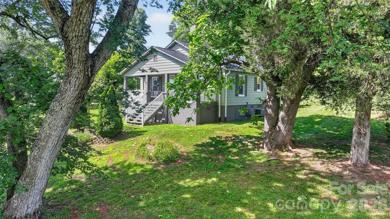 106 Lake Dr, Hickory, NC 28601