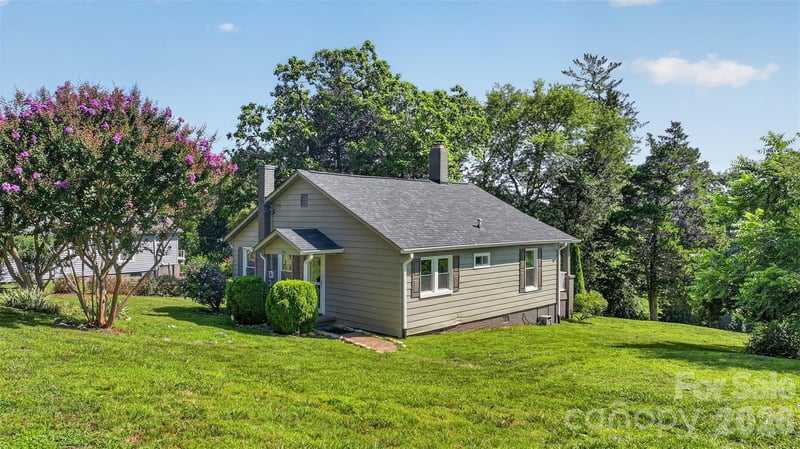 106 Lake Dr, Hickory, NC 28601