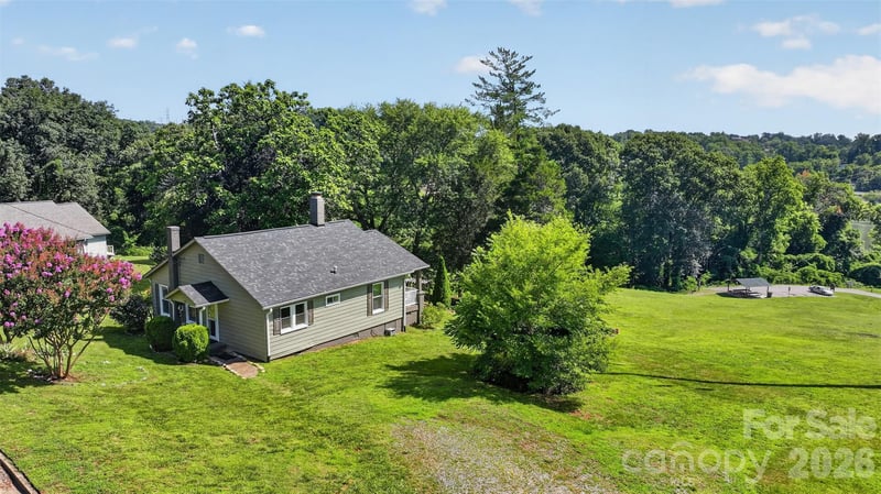 106 Lake Dr, Hickory, NC 28601