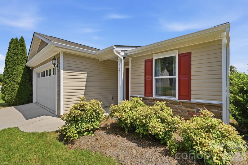 757 Willow Creek Dr, Gastonia, NC 28054