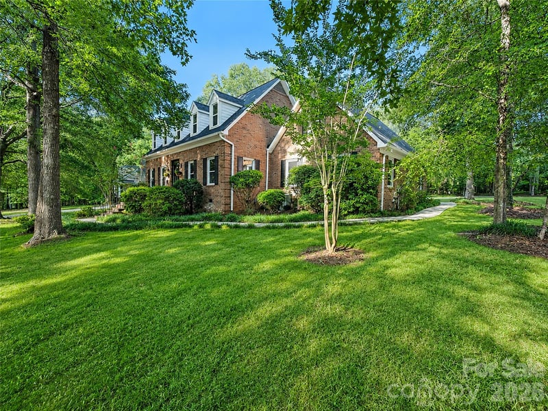 8503 Foxbridge Dr, Matthews, NC 28104