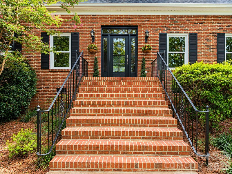8503 Foxbridge Dr, Matthews, NC 28104