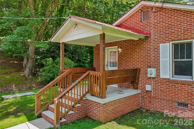 611 Reeves Cove Rd, Candler, NC 28715