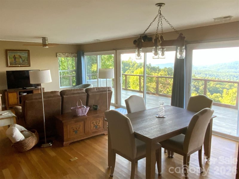 188 Holly Berry Ln, Hendersonville, NC 28739