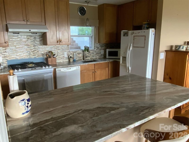 188 Holly Berry Ln, Hendersonville, NC 28739