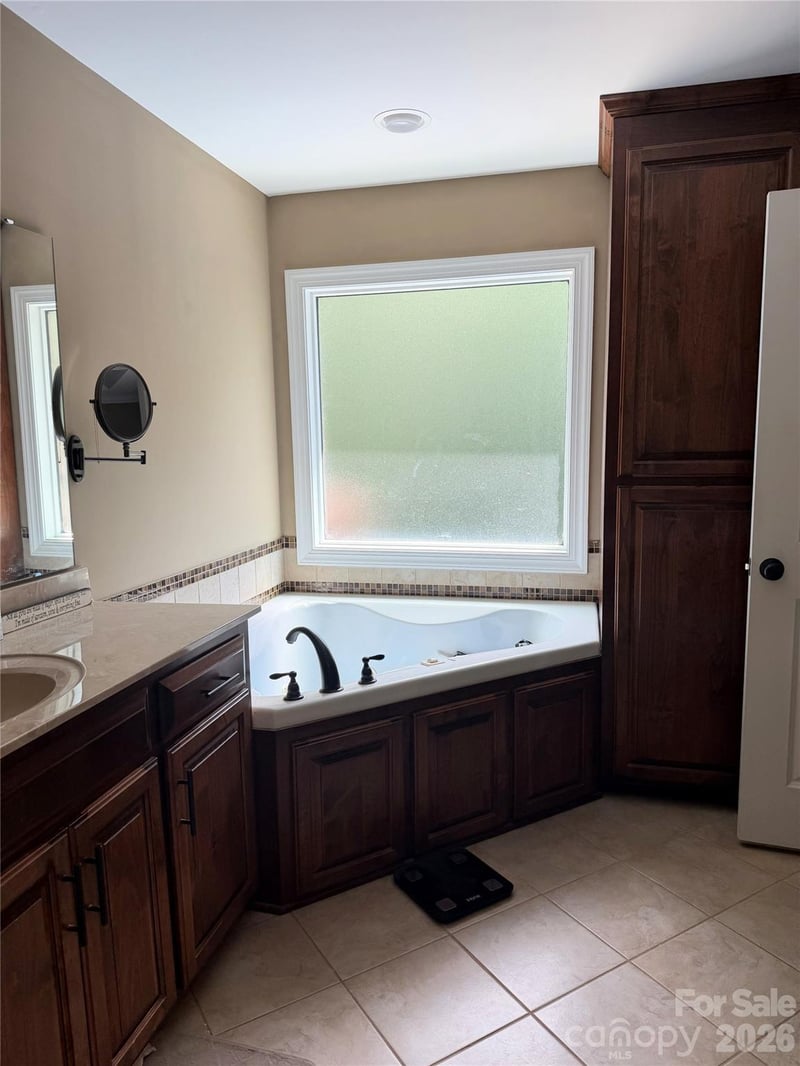 1448 Brookstone Dr, Hickory, NC 28602
