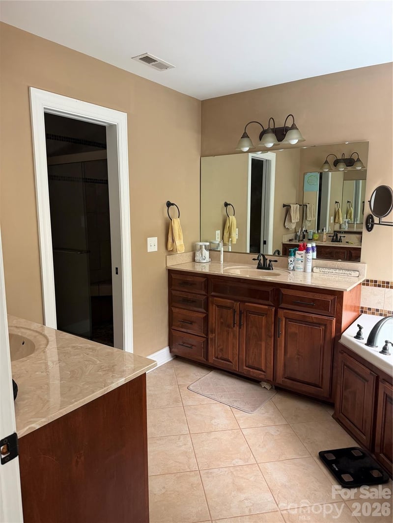 1448 Brookstone Dr, Hickory, NC 28602