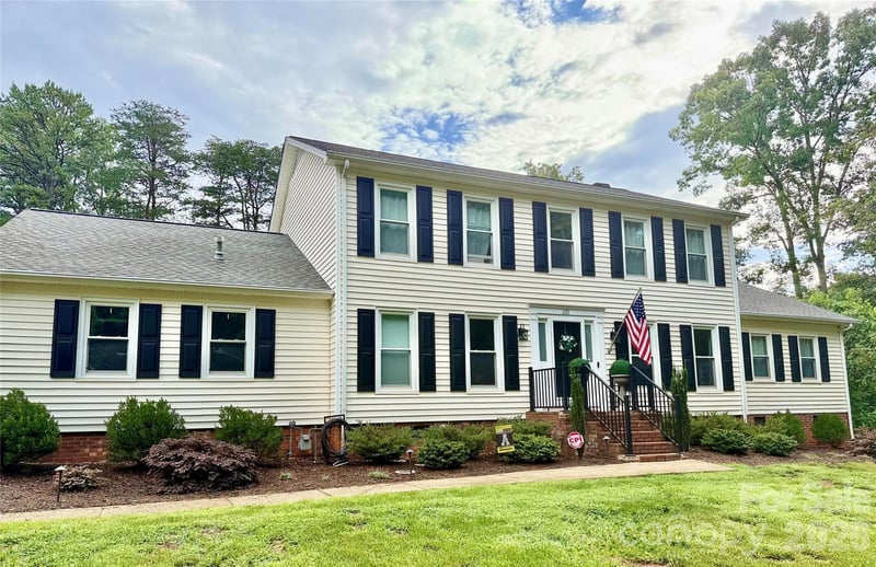 1171 37th Avenue Dr, Hickory, NC 28601