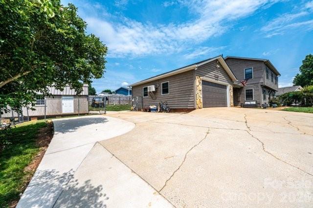 5976 Gold Creek Estate Dr, Hickory, NC 28601