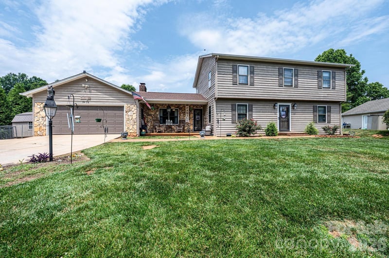 5976 Gold Creek Estate Dr, Hickory, NC 28601