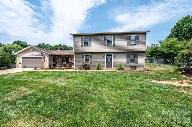 5976 Gold Creek Estate Dr, Hickory, NC 28601