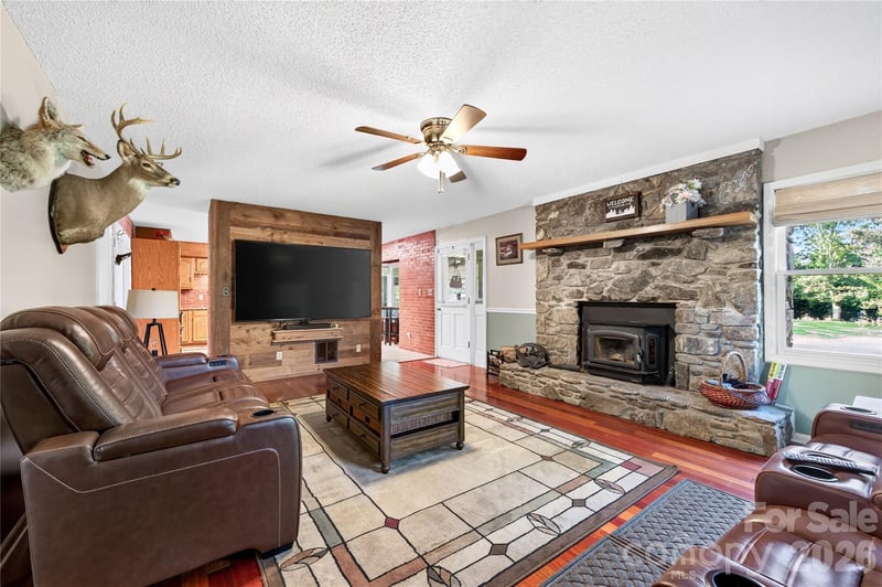 10 Old Turnpike Rd, Mills River, NC 28759