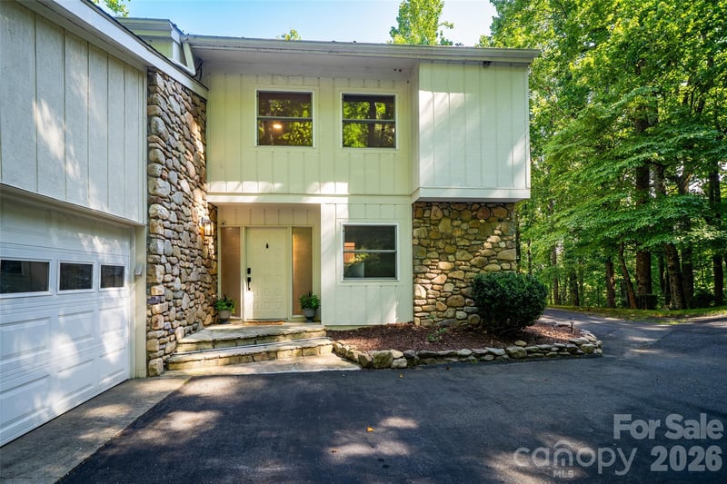 27 Walnut Dr, Mills River, NC 28759