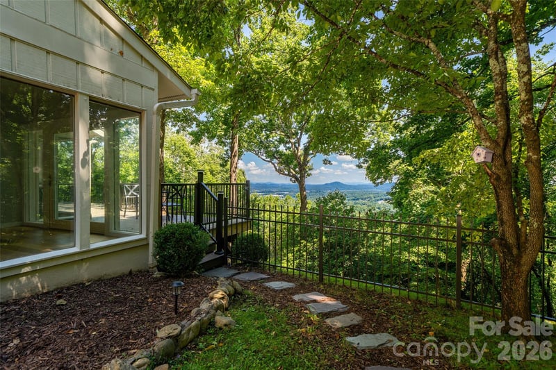 27 Walnut Dr, Mills River, NC 28759