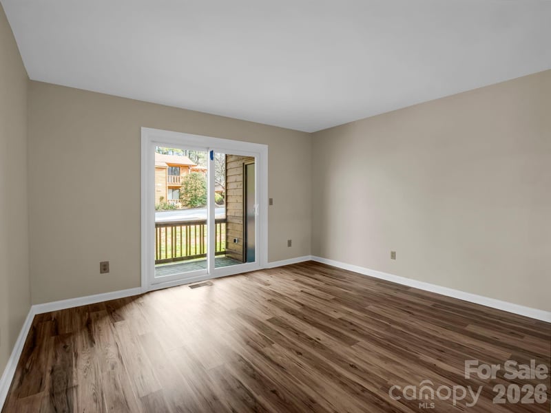 520 Courtwood Ln #8, Hendersonville, NC 28739