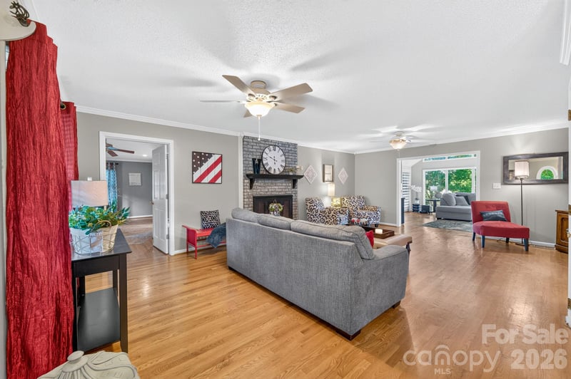 103 Chateau Dr, Gastonia, NC 28056