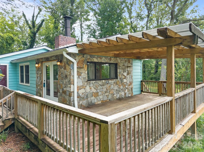1705 Willow Rd, Hendersonville, NC 28739