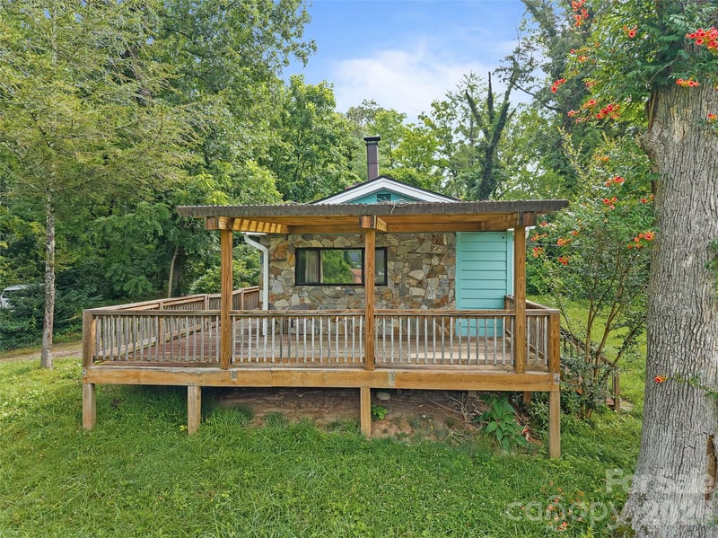 1705 Willow Rd, Hendersonville, NC 28739