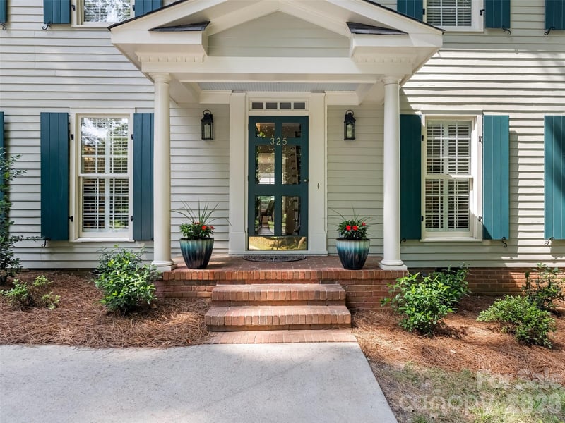 325 Stratfordshire Dr, Matthews, NC 28105