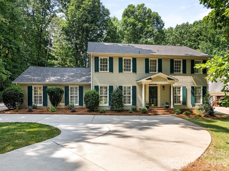 325 Stratfordshire Dr, Matthews, NC 28105