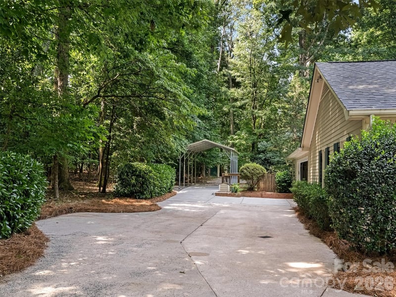 325 Stratfordshire Dr, Matthews, NC 28105