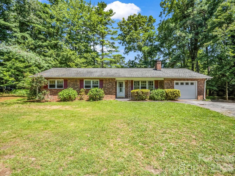 926 Toxaway Ct, Hendersonville, NC 28791