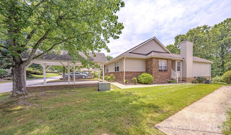39 N Creekside Ct, Hendersonville, NC 28791