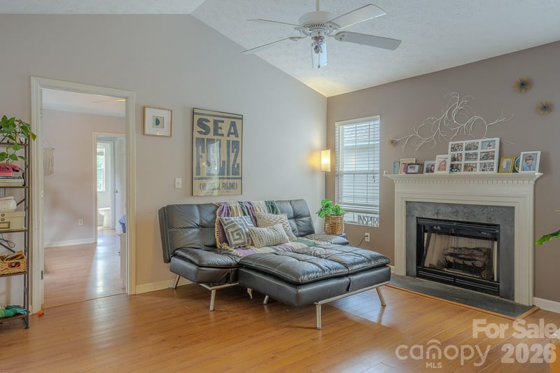 39 N Creekside Ct, Hendersonville, NC 28791