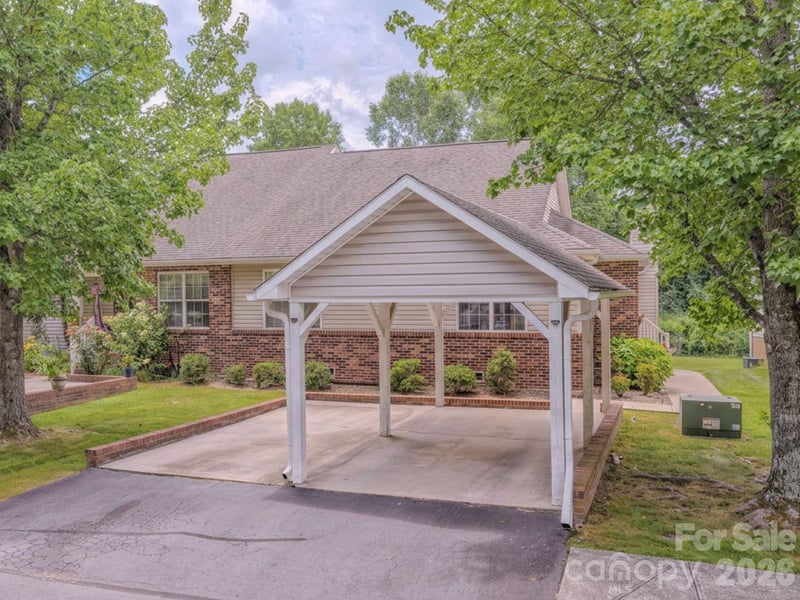 39 Creekside Ct, Hendersonville, NC 28791