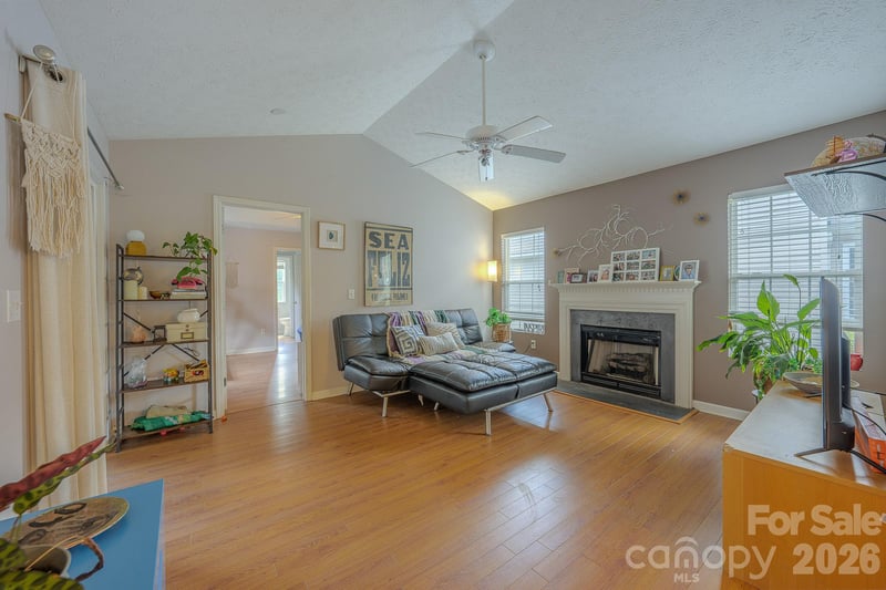 39 Creekside Ct, Hendersonville, NC 28791