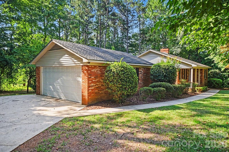 304 Julia Dr, Lincolnton, NC 28092