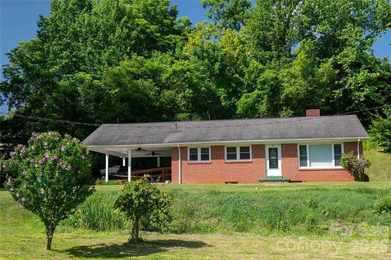 40 Double Island Rd, Burnsville, NC 28714