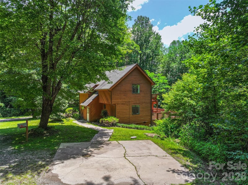 25 Little Creek Ln, Maggie Valley, NC 28751