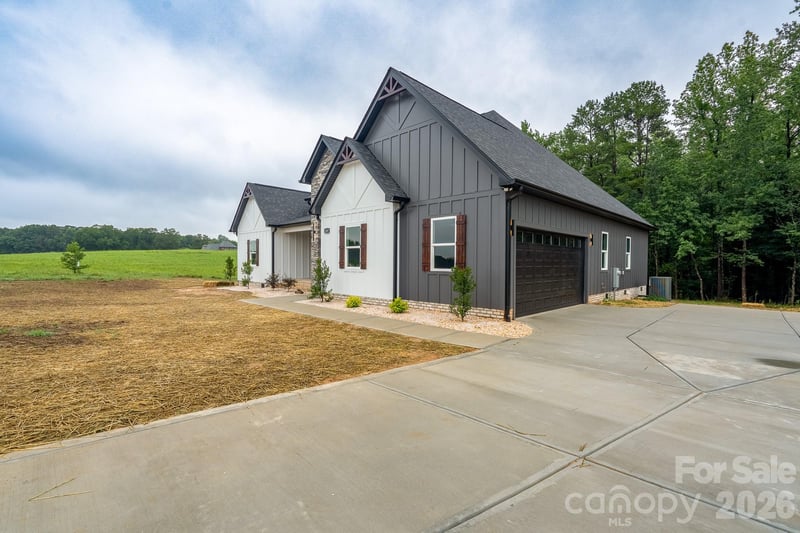 1007 Harrogate Dr, Bessemer City, NC 28016