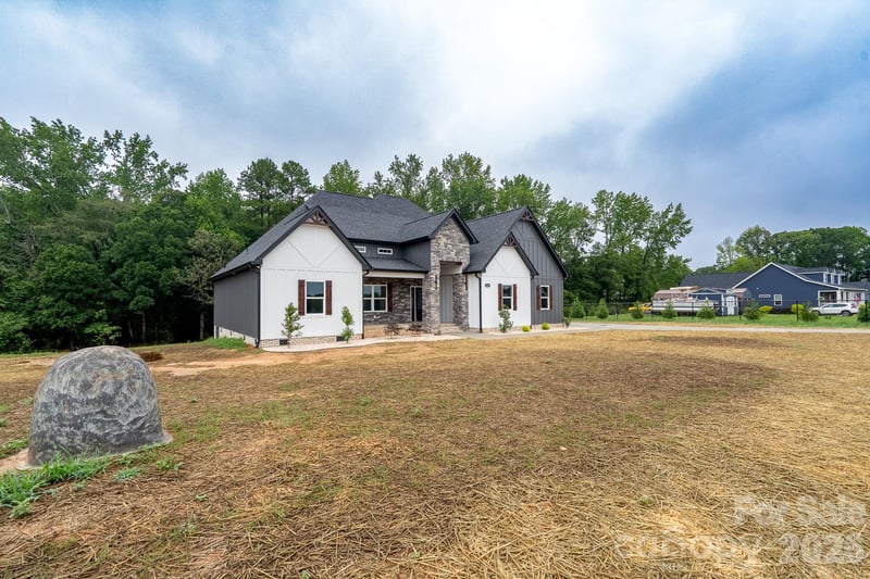1007 Harrogate Dr, Bessemer City, NC 28016
