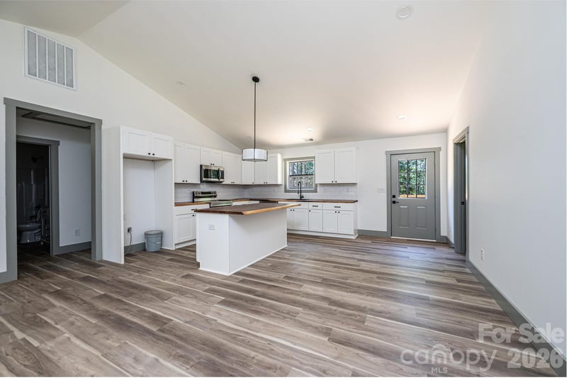 2059 Bailey Dr, Hickory, NC 28601