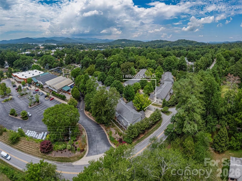 1 Willoughby Run Dr, Asheville, NC 28803