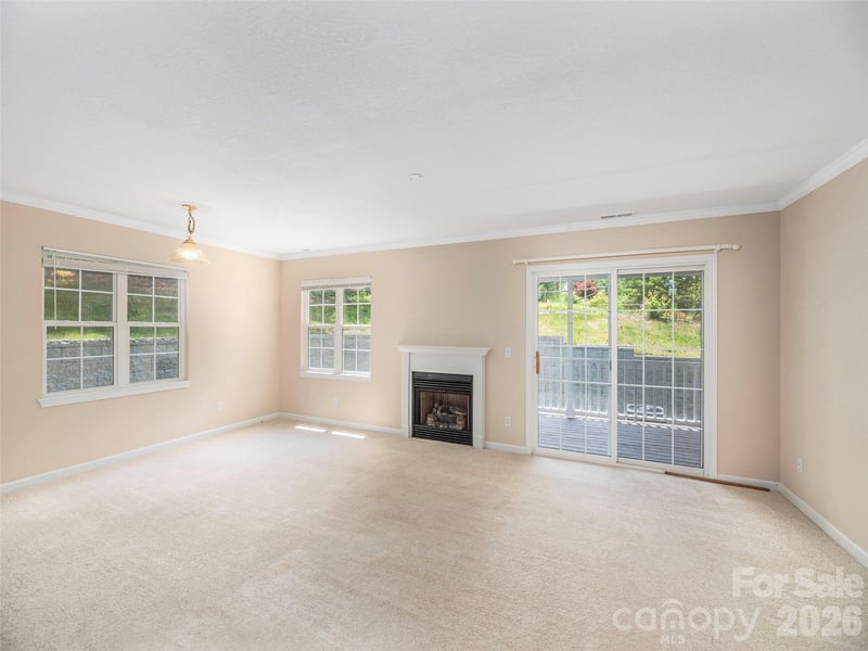 1 Willoughby Run Dr, Asheville, NC 28803