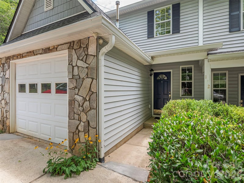 1 Willoughby Run Dr, Asheville, NC 28803