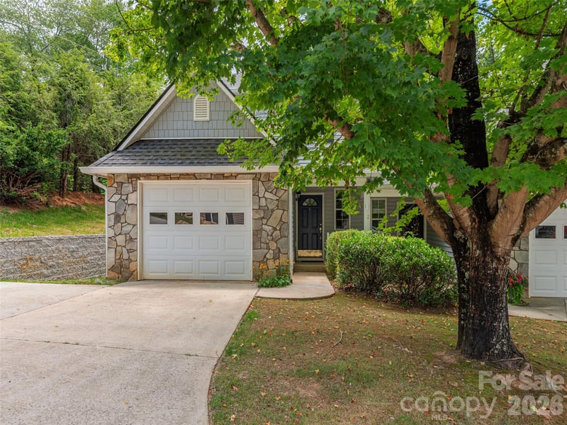 1 Willoughby Run Dr, Asheville, NC 28803