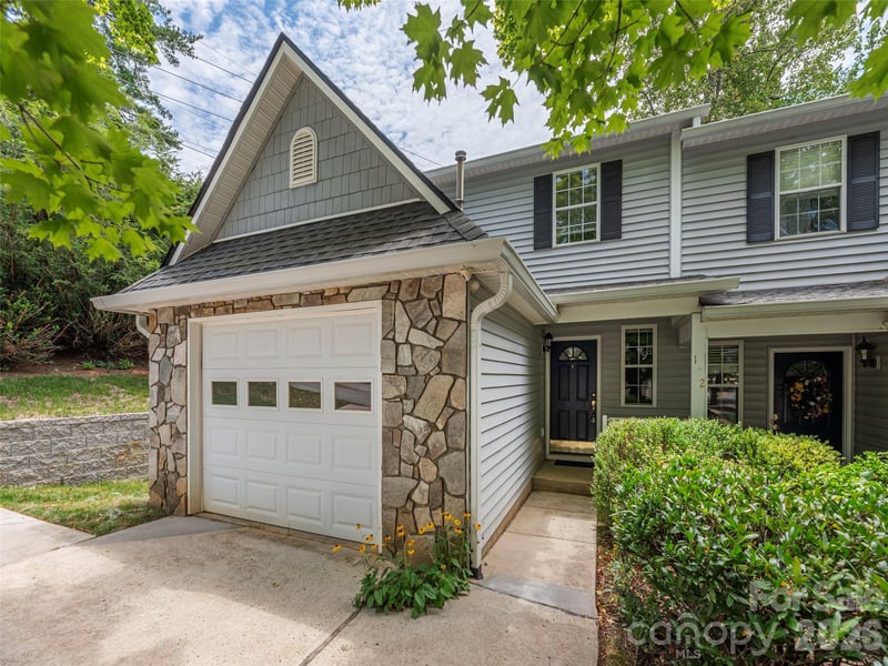 1 Willoughby Run Dr, Asheville, NC 28803