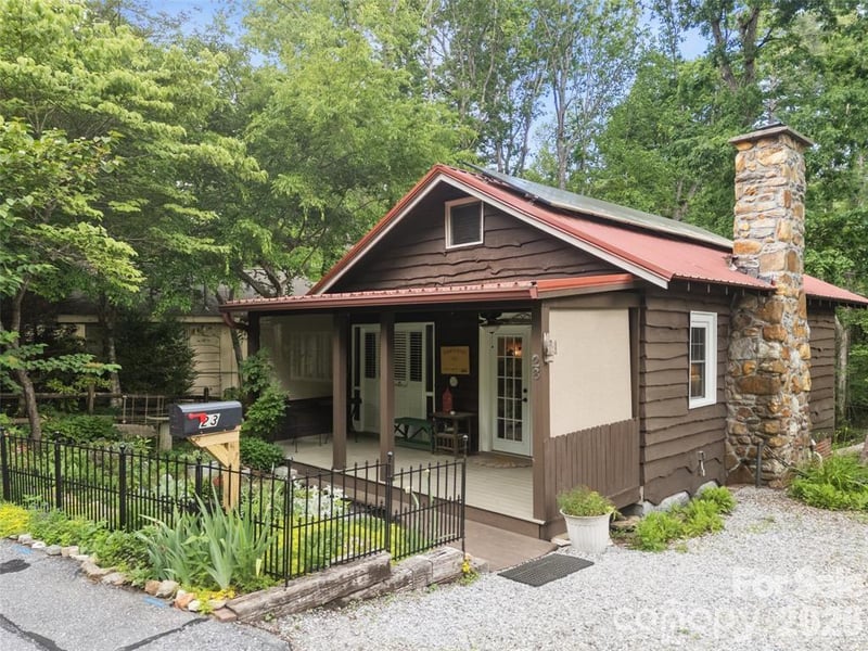 23 Leatherwood Ln, Hendersonville, NC 28739