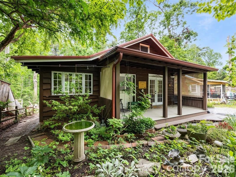23 Leatherwood Ln, Hendersonville, NC 28739