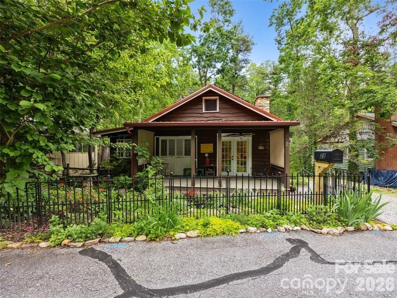23 Leatherwood Ln, Hendersonville, NC 28739