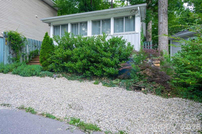 24 Rhododendron Dr, Asheville, NC 28805