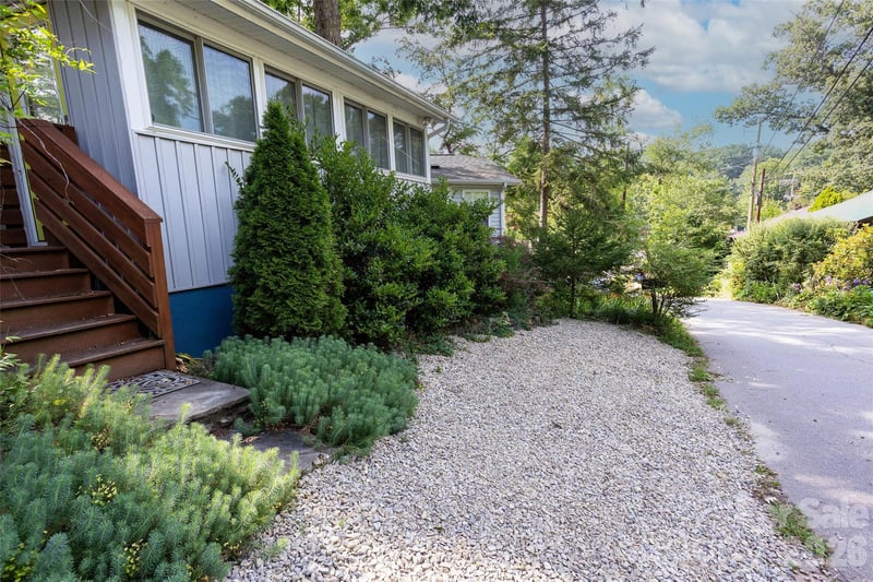 24 Rhododendron Dr, Asheville, NC 28805