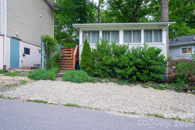 24 Rhododendron Dr, Asheville, NC 28805