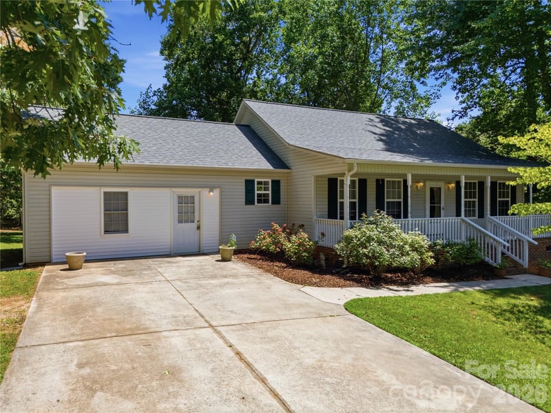 147 Valley Glen Dr, Troutman, NC 28166